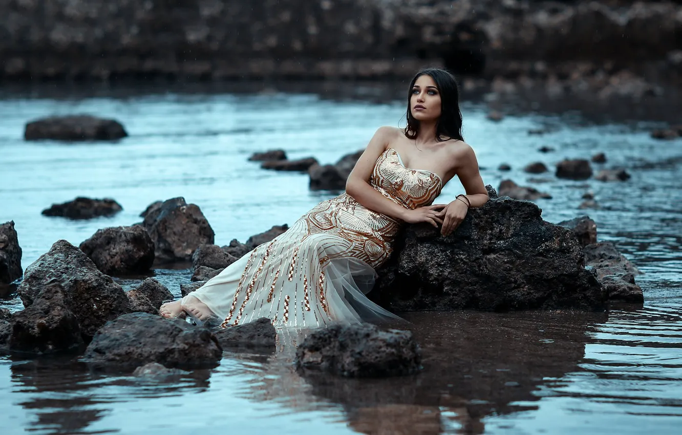 Фото обои море, вода, девушка, поза, камни, настроение, платье, Alessandro Di Cicco