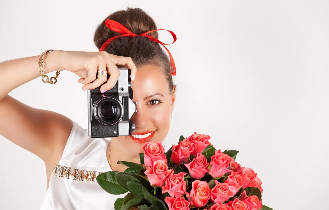 Фото обои девушка, цветы, розы, фотоаппарат