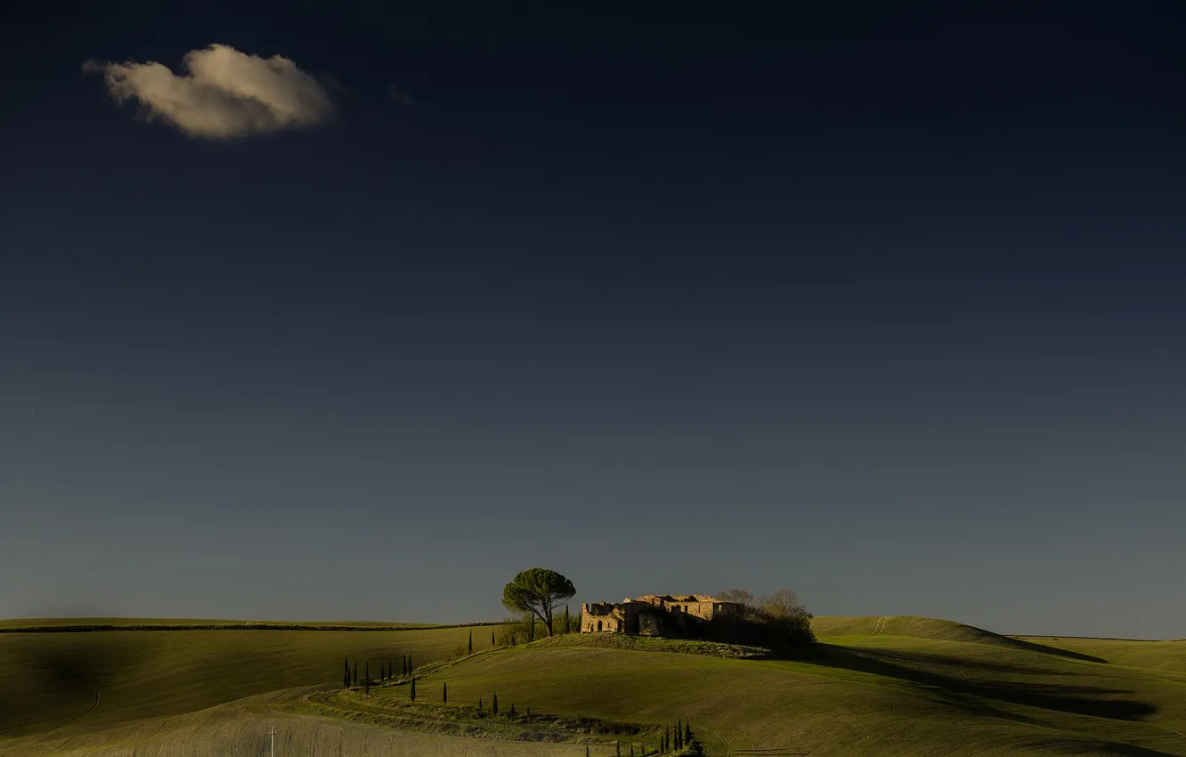 Фото обои поле, небо, облака, деревья, дом, тень, Италия, разруха
