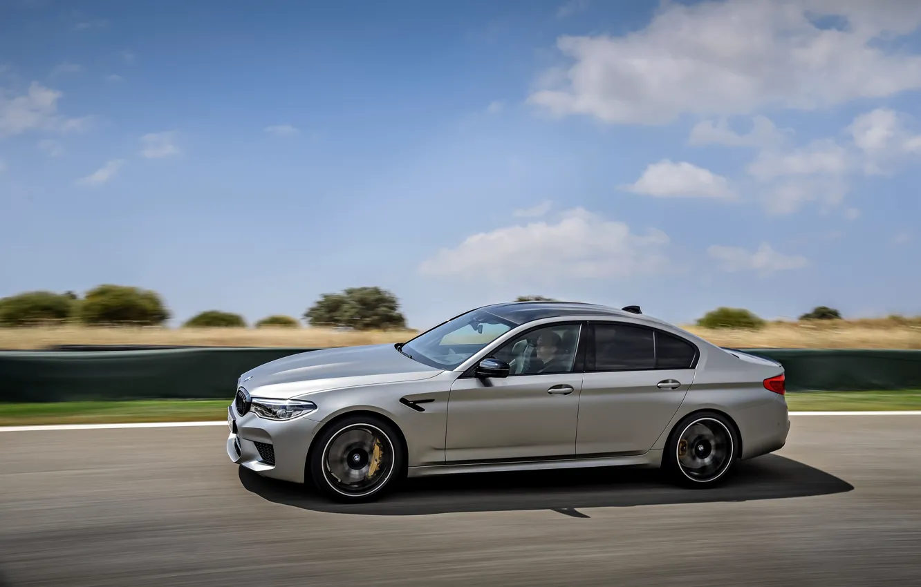 Фото обои серый, скорость, BMW, профиль, седан, 4x4, 2018, четырёхдверный