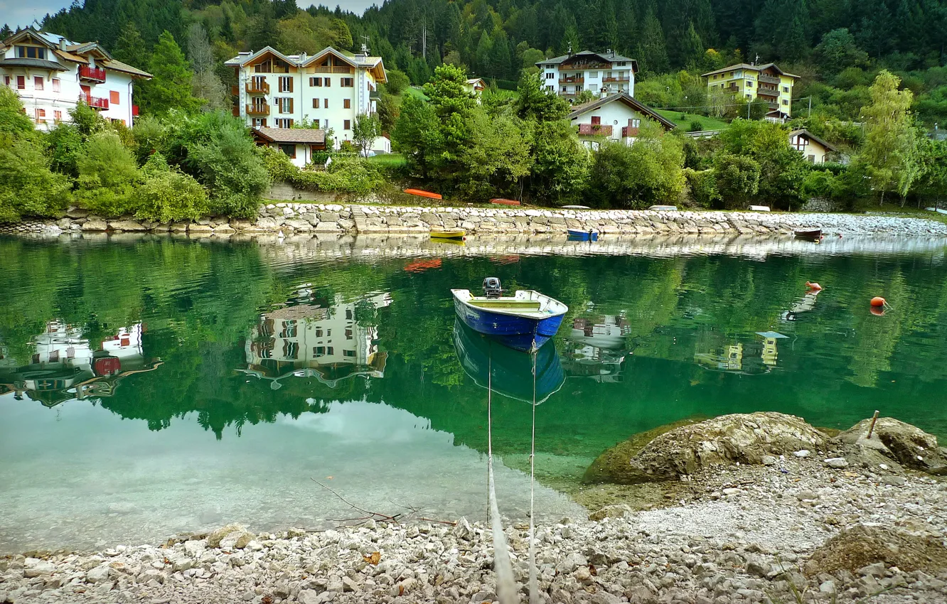 Фото обои вода, деревья, отражение, река, камни, берег, лодка, дома