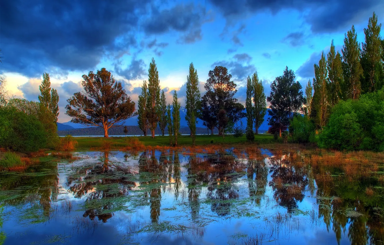 Фото обои небо, облака, деревья, горы, пруд, отражение
