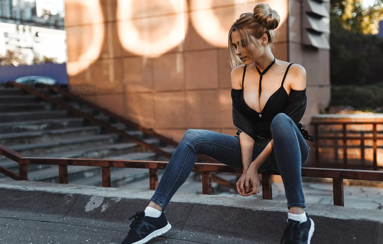 Фото обои girl, legs, model, pretty, jeans, breasts, sneakers
