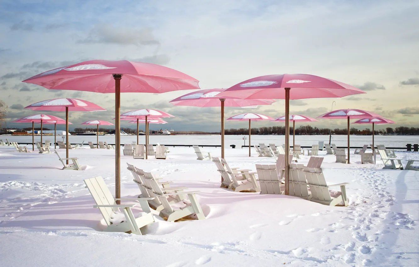 Фото обои зима, пляж, снег, кресло, зонт, шезлонг