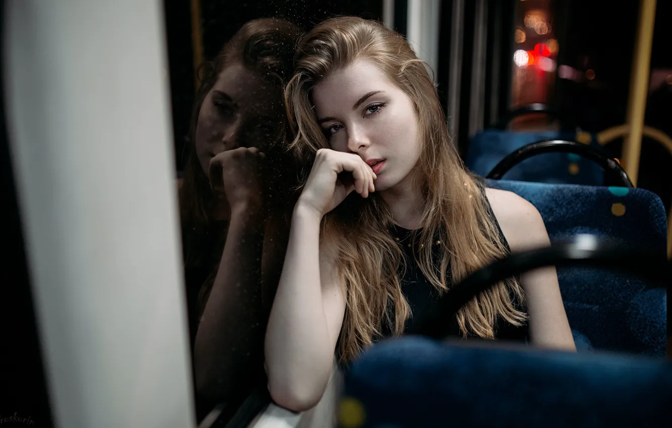 Фото обои стекло, девушка, свет, отражения, ночь, огни, автобус, боке