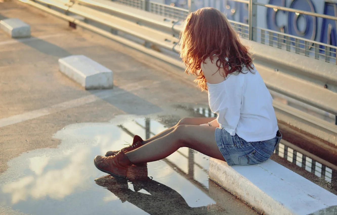 Фото обои асфальт, девушка, улица, ботинки, лужа