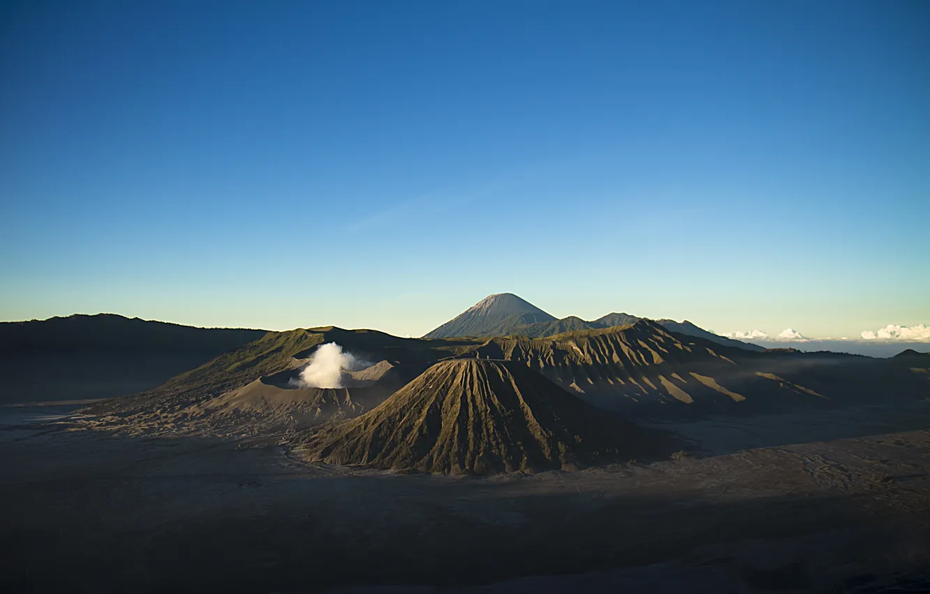 Фото обои небо, горы, дым, вулкан, горизонт, Индонезия, Ява, Bromo Tengger Semeru National Park