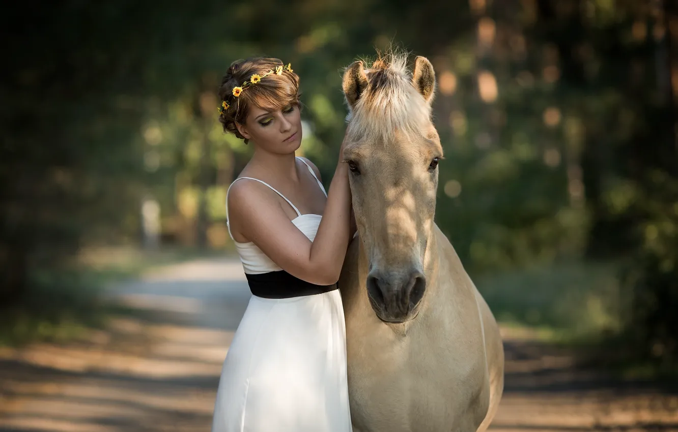 Фото обои девушка, настроение, конь, лошадь, платье, друзья, венок