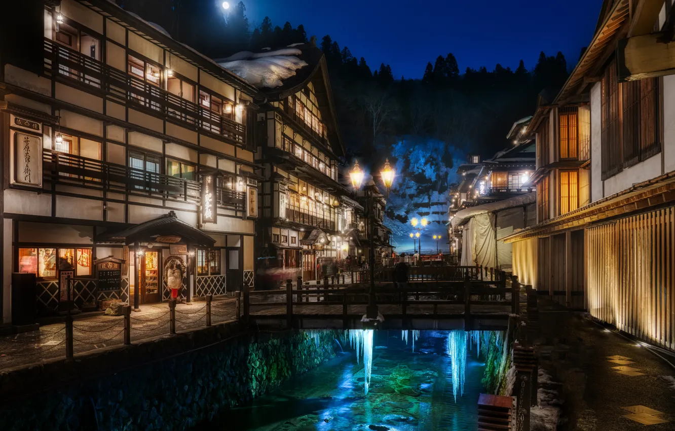 Фото обои зима, снег, пейзаж, ночь, луна, дома, сосульки, Япония