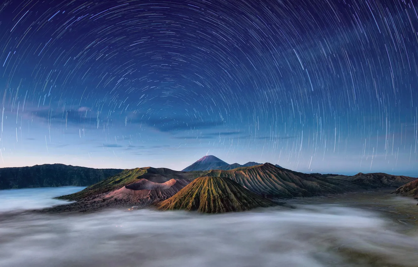 Фото обои небо, звезды, утро, Индонезия, круговорот, Ява, вулканический комплекс-кальдеры Тенгер, действующий вулкан Бромо