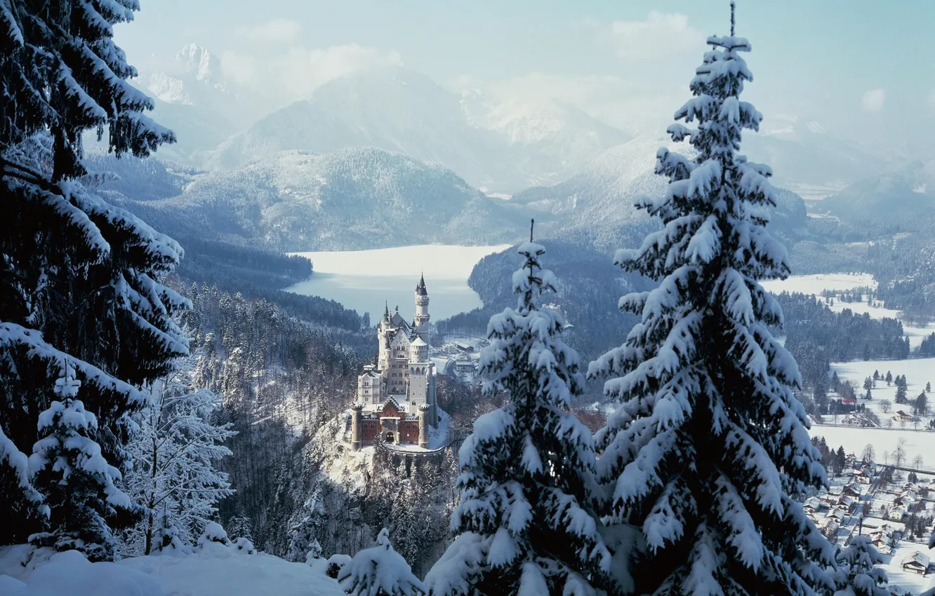 Фото обои зима, лес, снег, деревья, горы, замок, городок, Нойшванштайн