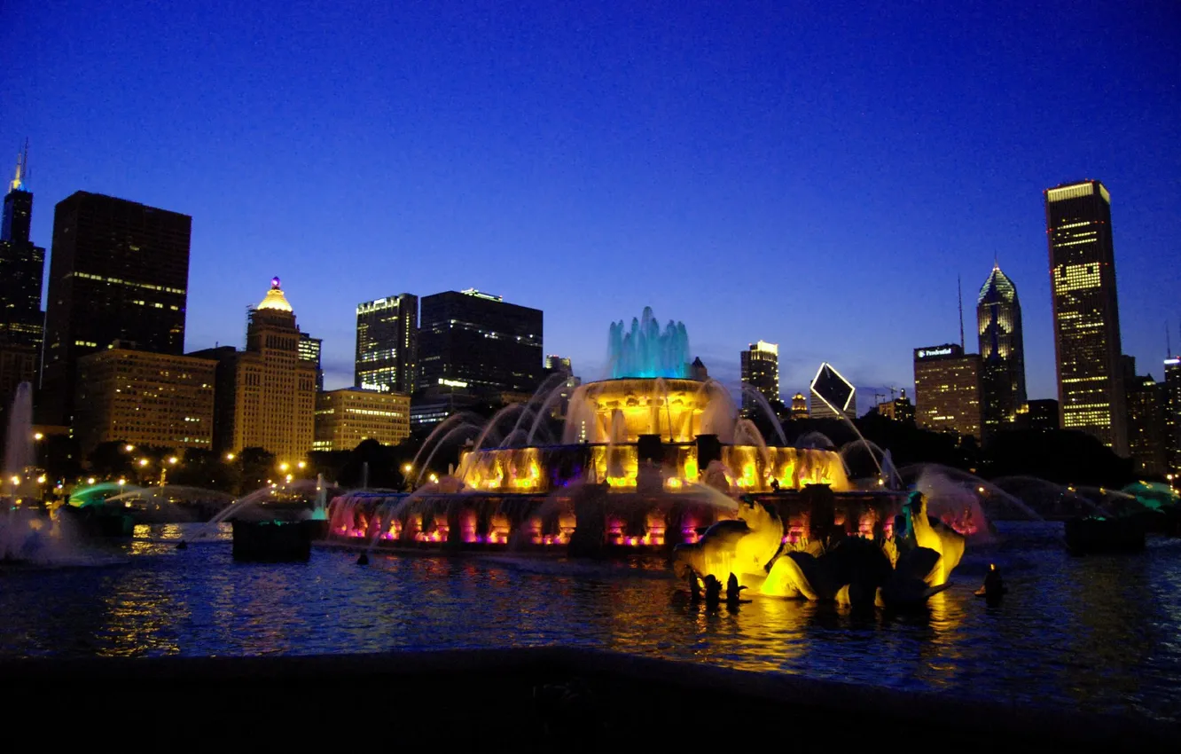 Фото обои ночь, город, огни, небоскребы, фонтан, чикаго, Chicago