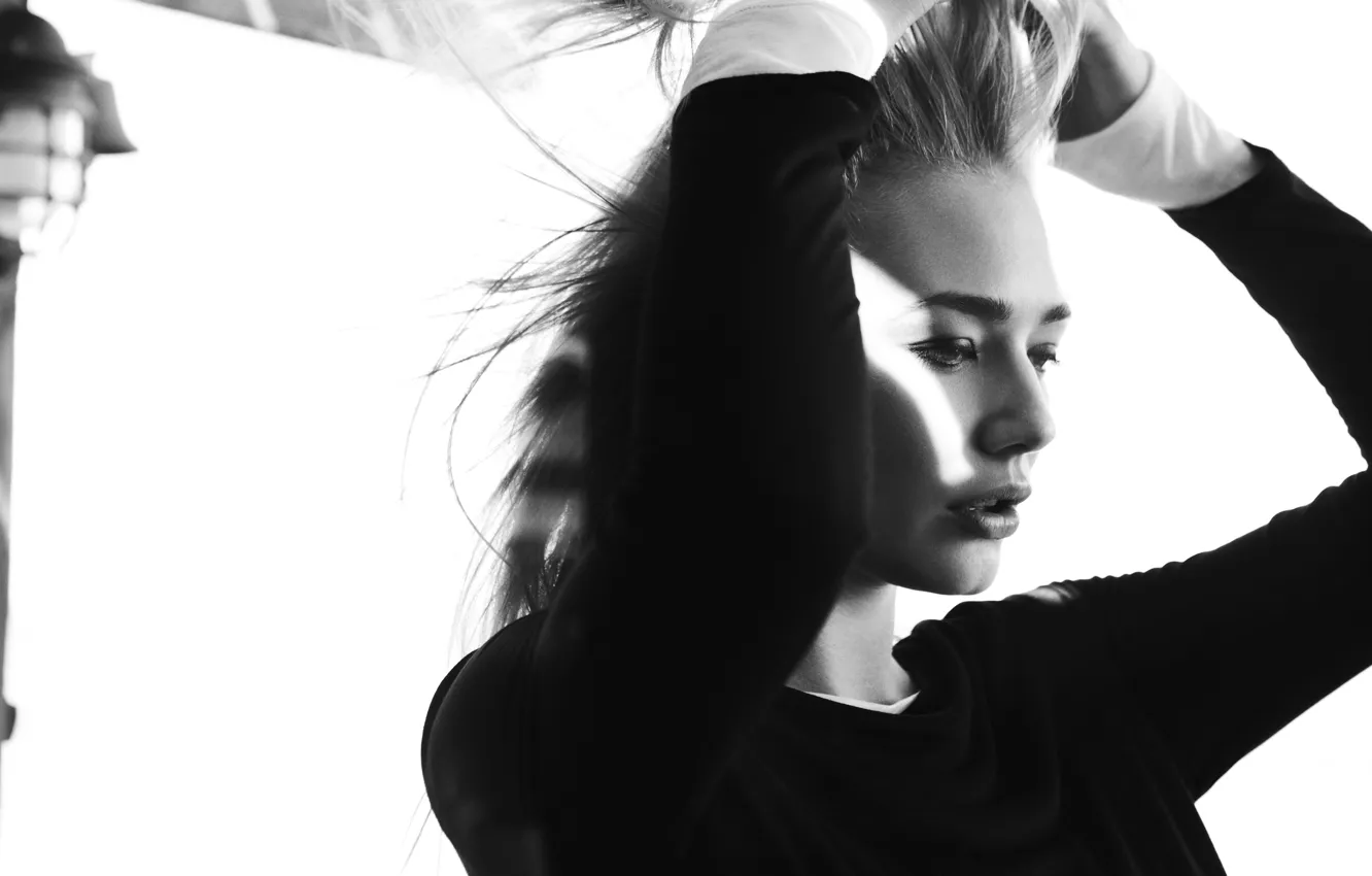 Фото обои взгляд, поза, актриса, hair, черно белая, Оксана Акиньшина, фон белый, Oksana Akinshina