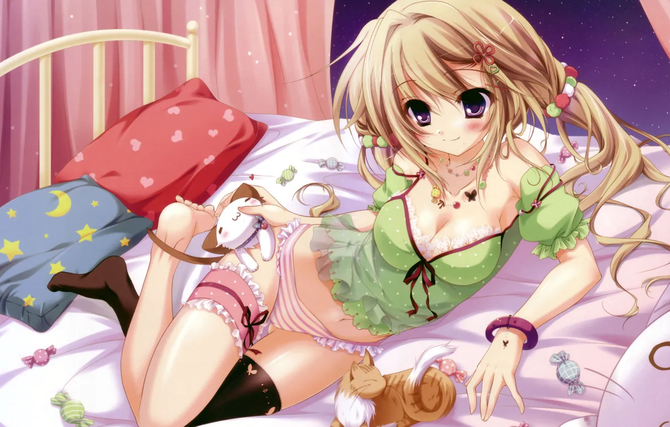 Фото обои подушки, аниме, конфеты, блондинка, флирт, оборки, большие глаза, рыжий котенок