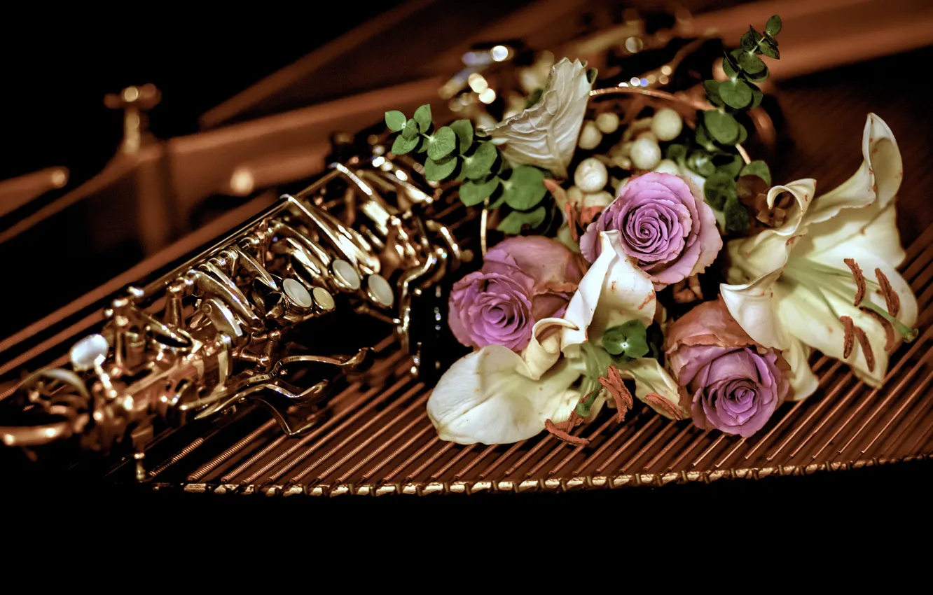 Фото обои цветы, темный фон, лилии, розы, букет, труба, музыкальный инструмент, композиция