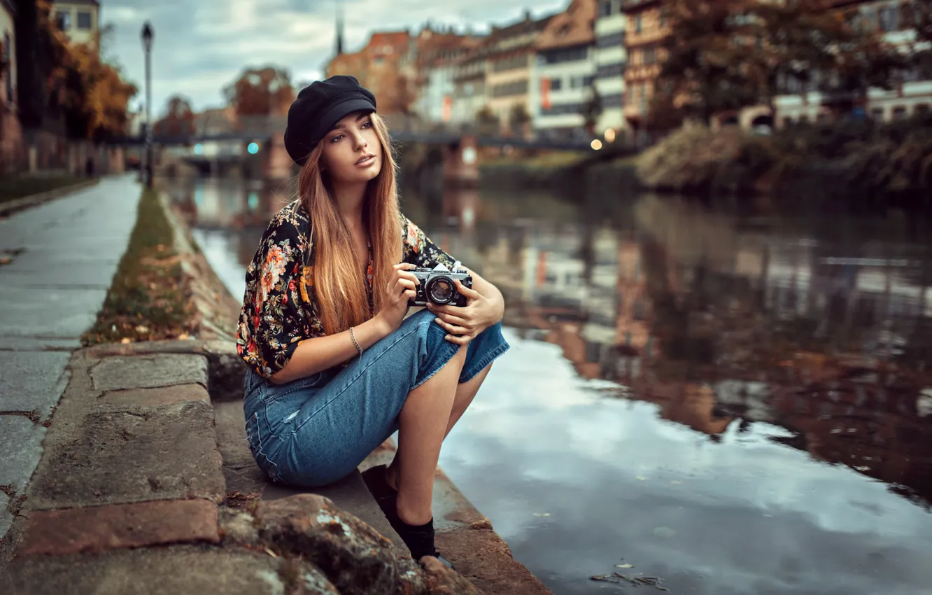 Фото обои девушка, мост, город, река, портрет, дома, джинсы, макияж