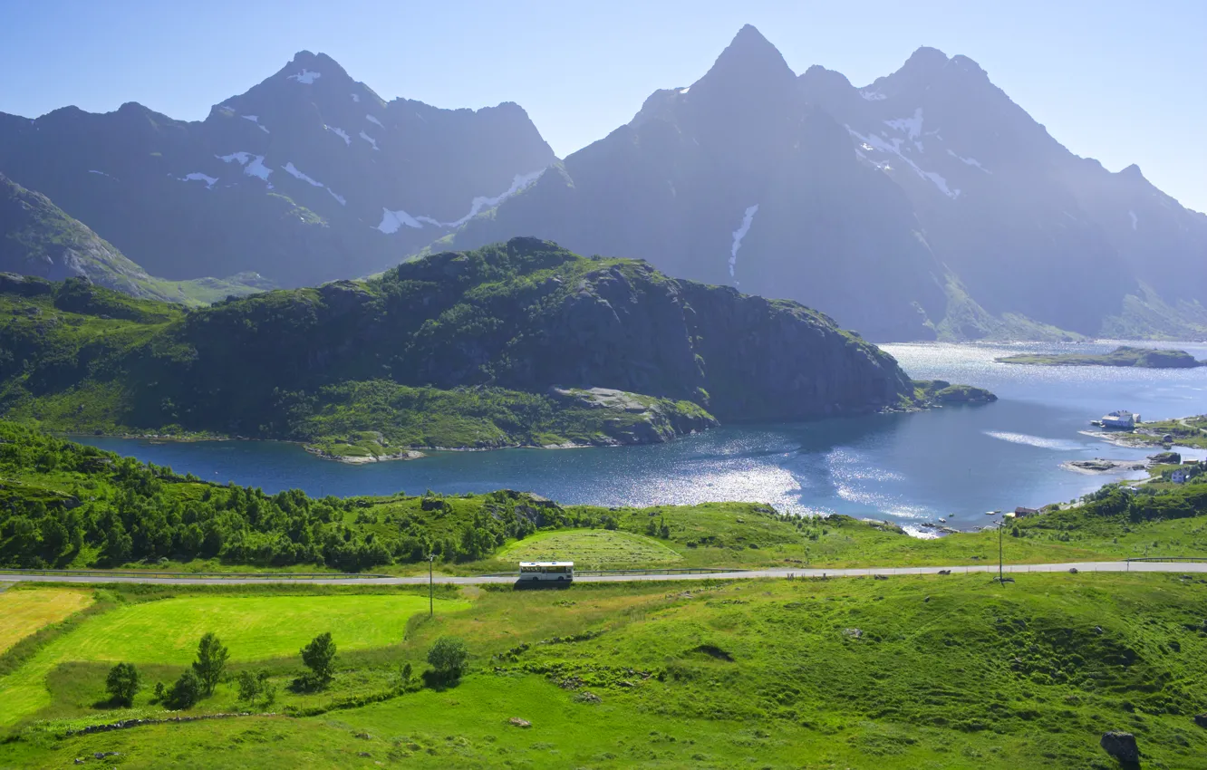 Фото обои дорога, горы, озеро, берег, поля, Норвегия, домики, автобус