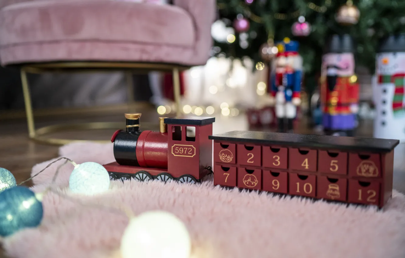 Фото обои праздник, игрушка, Рождество, Новый год, паровозик, новогодние украшения, новогодние декорации