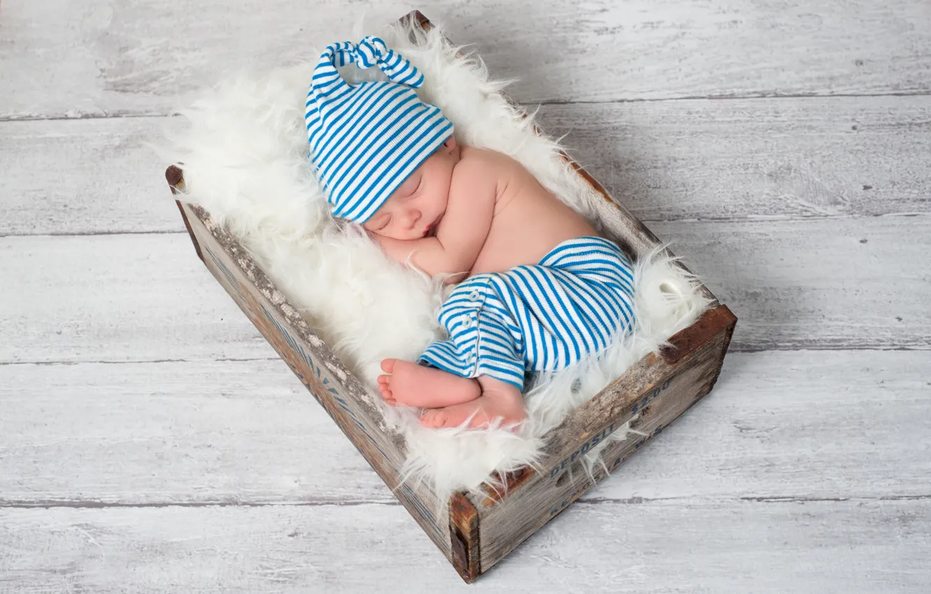 Фото обои сон, мальчик, спит, мех, wood, шапочка, младенец, штанишки