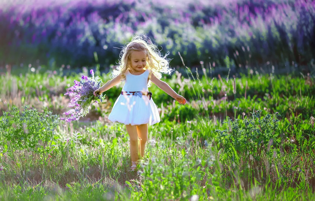 Фото обои поле, лето, радость, природа, букет, платье, девочка, травы
