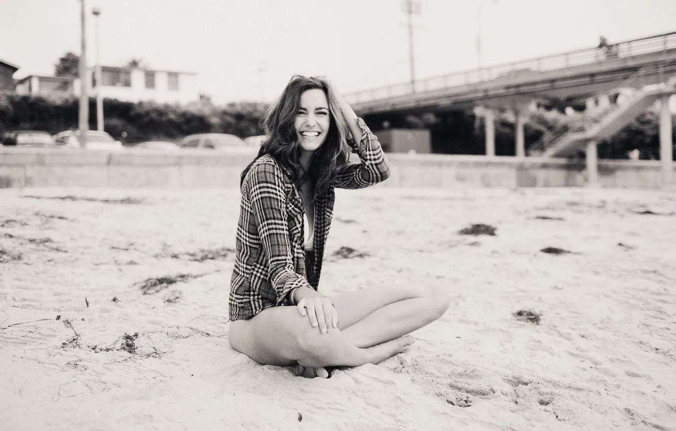 Фото обои песок, пляж, девушка, улыбка, брюнетка, смеется, улыбается