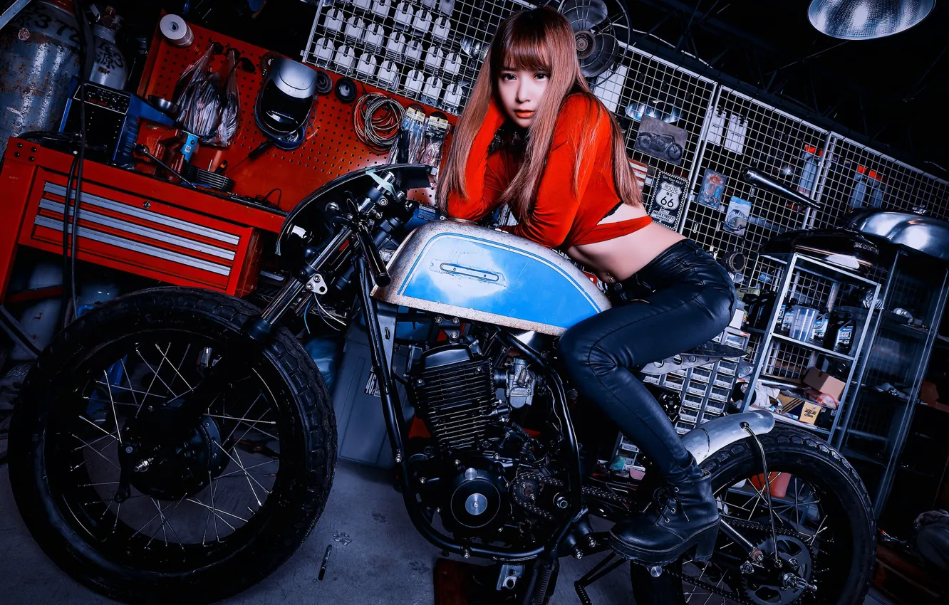 Фото обои взгляд, секси, поза, модель, макияж, фигура, прическа, мотоцикл