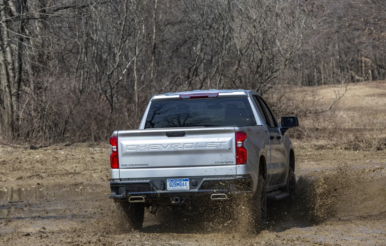 Фото обои Chevrolet, грязь, пикап, Custom, корма, Silverado, 2020