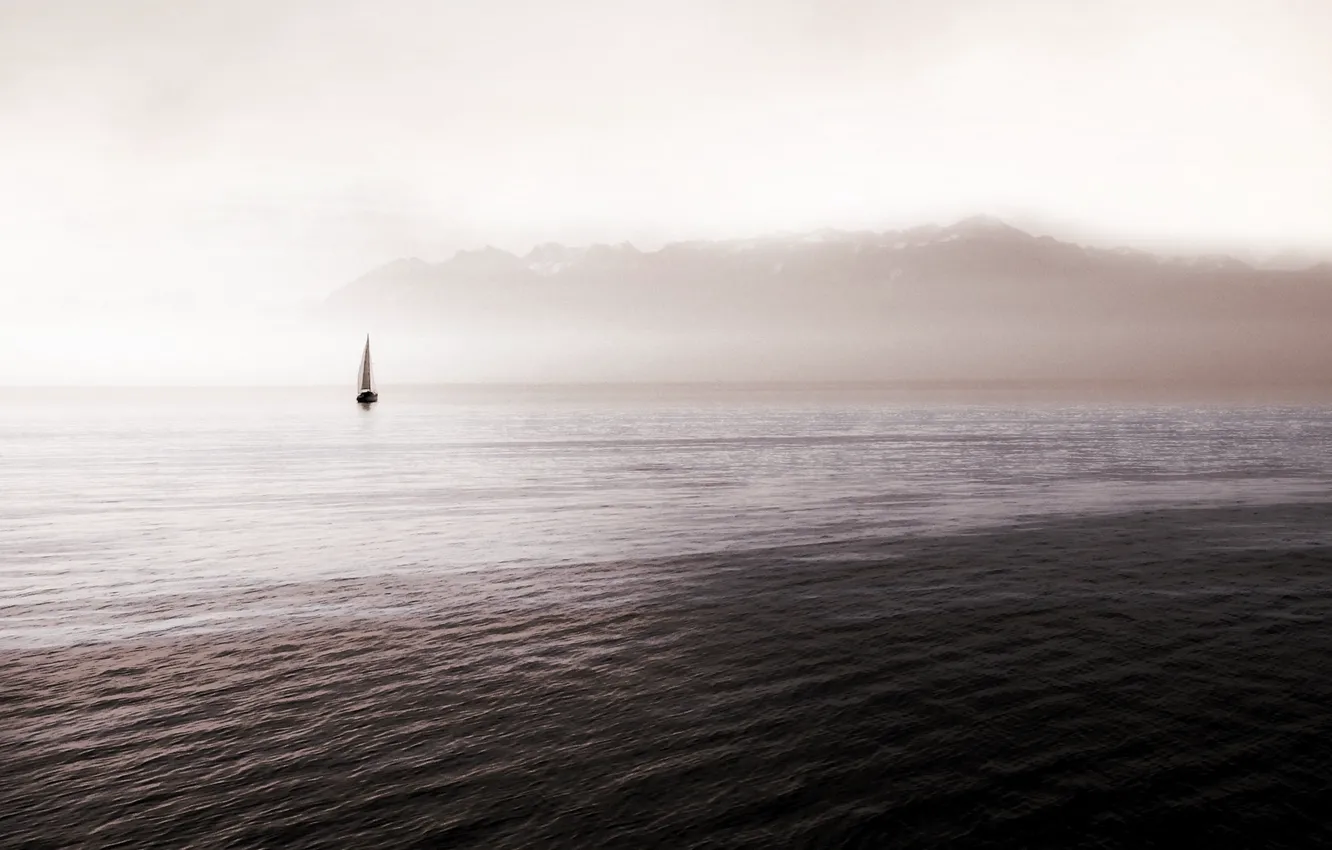 Фото обои небо, тучи, туман, океан, лодка, горизонт, парус