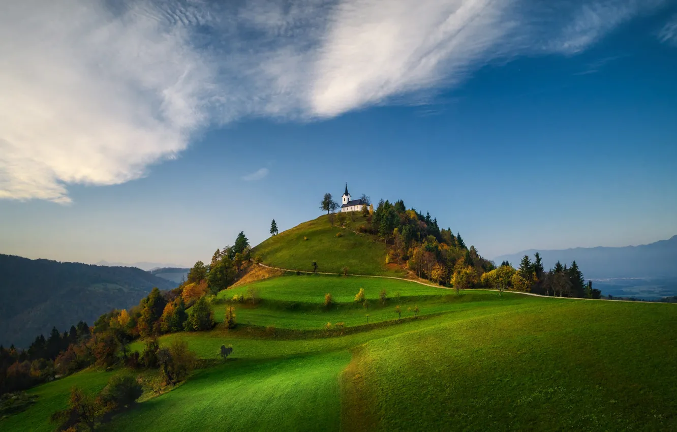 Фото обои облака, деревья, пейзаж, горы, природа, холм, церковь, Словения