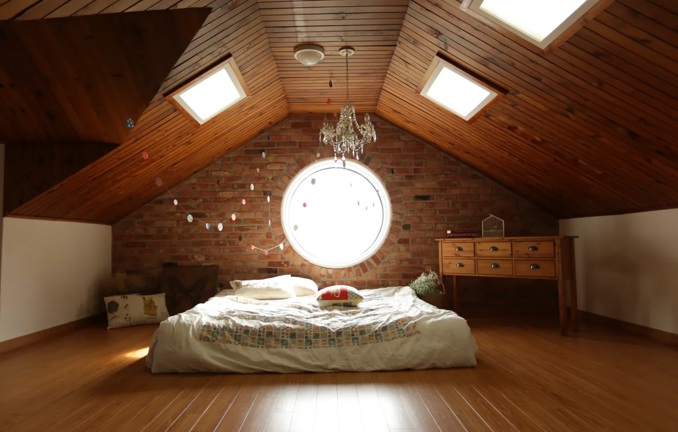 Фото обои комната, окна, лампа, кровать, интерьер, люстра, гирлянда, лампочки