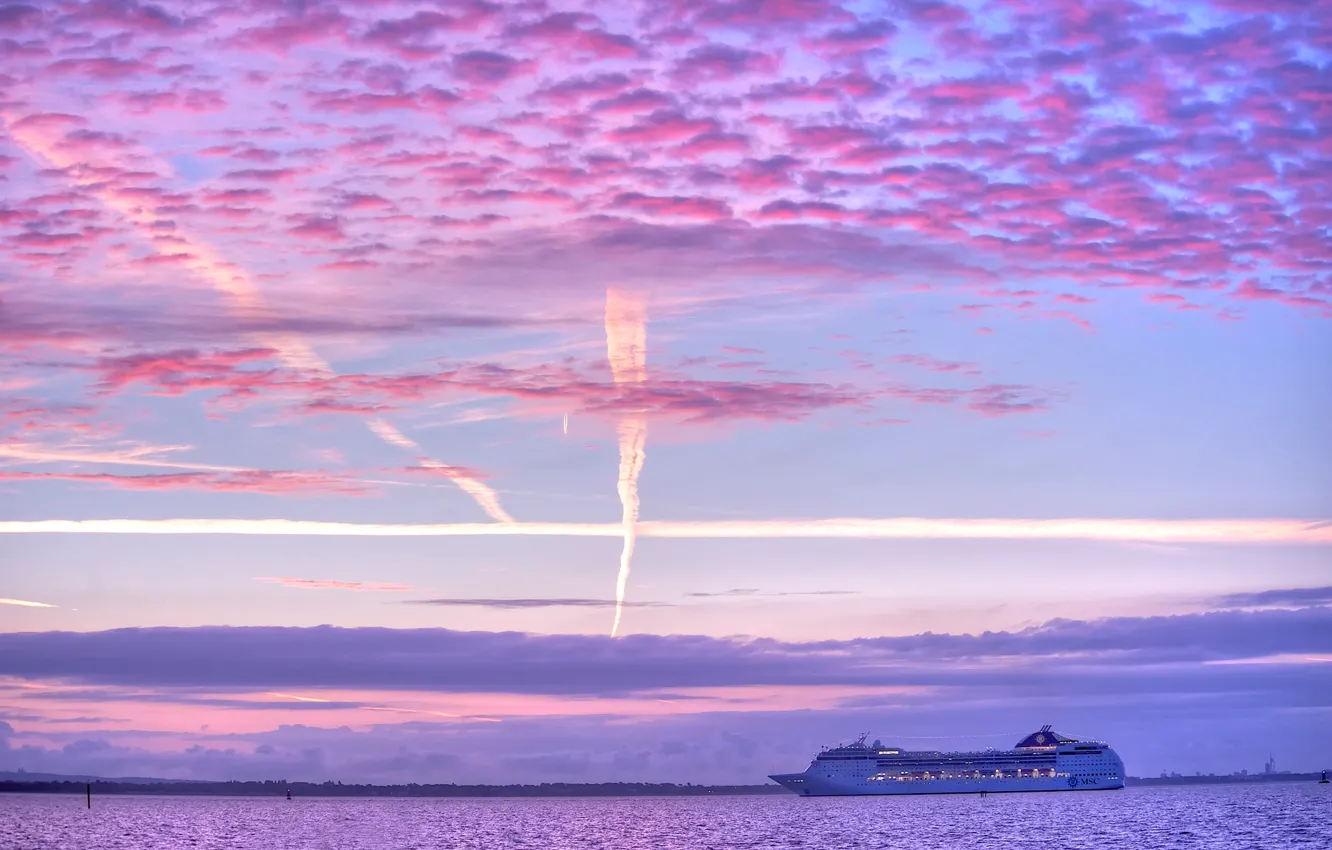 Фото обои море, небо, облака, корабль, зарево, лайнер