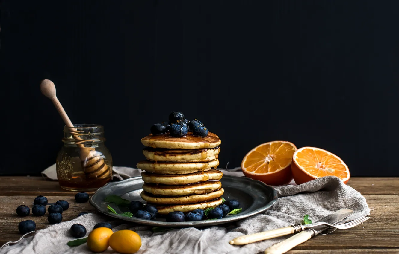 Фото обои апельсины, черника, мед, тарелка, блины, баночка