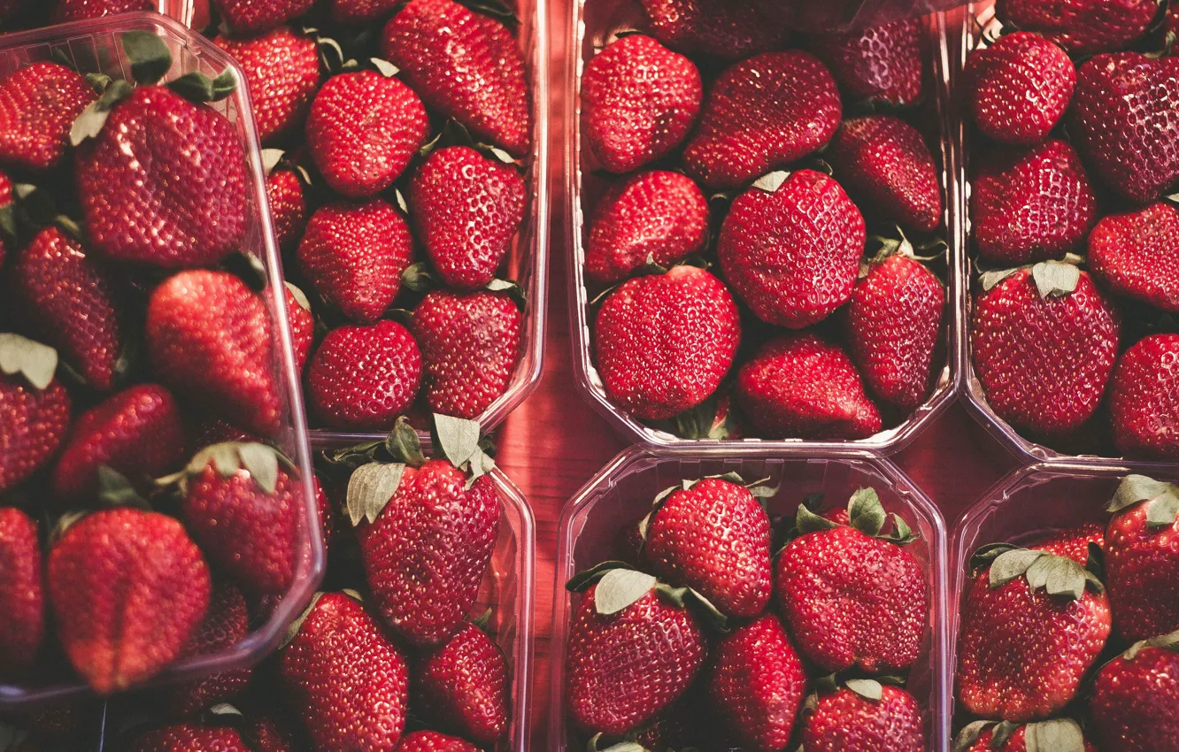 Фото обои ягоды, урожай, клубника, пластик, много, контейнеры, боке, лотки