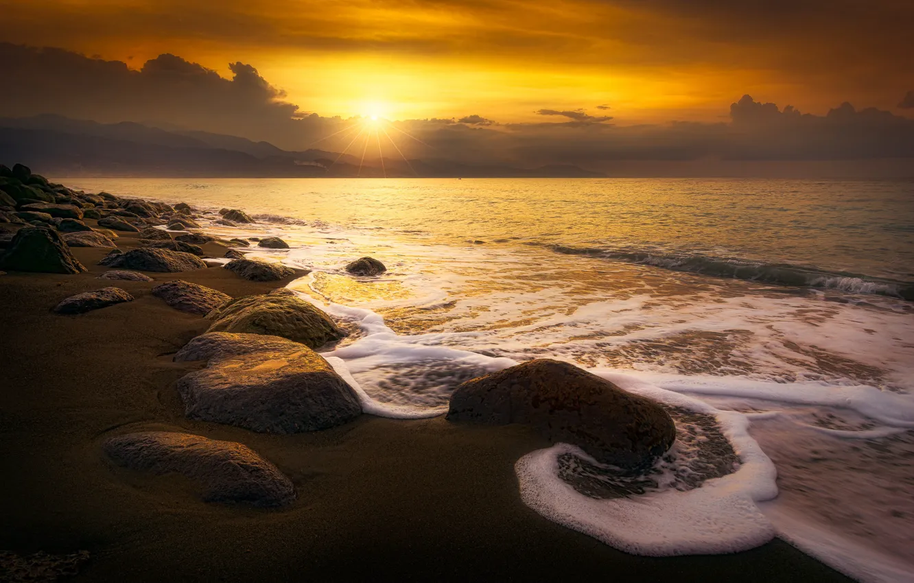 Фото обои песок, море, волны, пляж, небо, пена, солнце, облака
