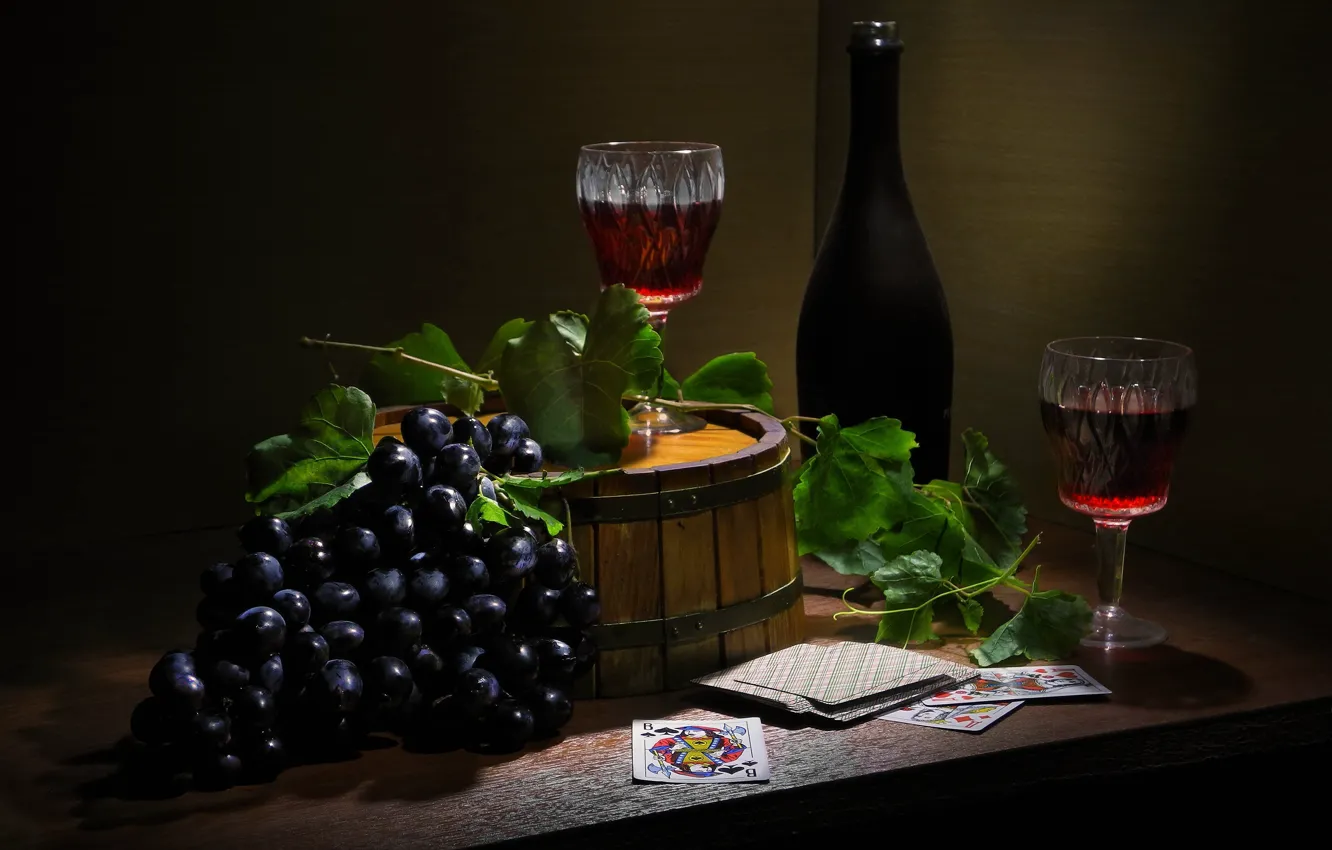 Фото обои карты, стиль, вино, бутылка, бокалы, виноград, гроздь, натюрморт