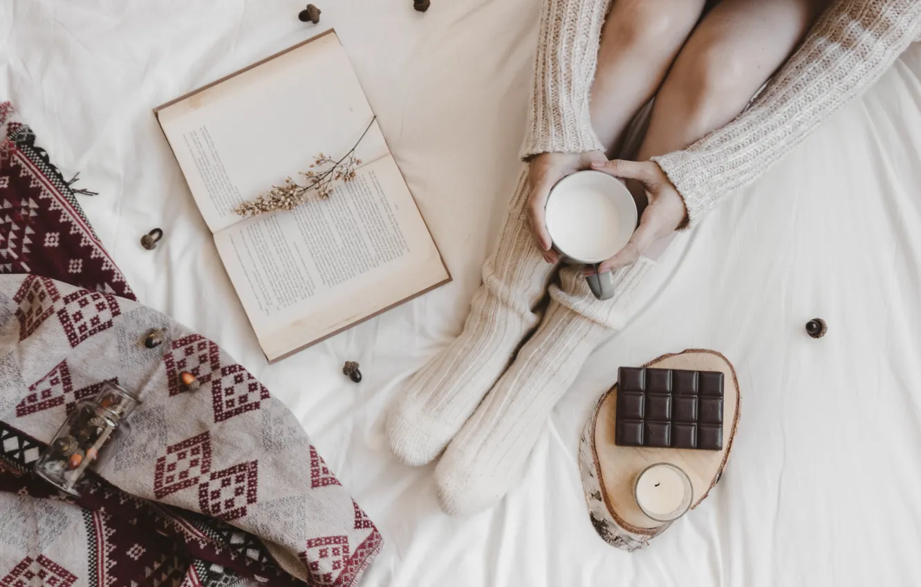 Фото обои шоколад, утро, молоко, книга, woman, Chocolate, завтрак в постель