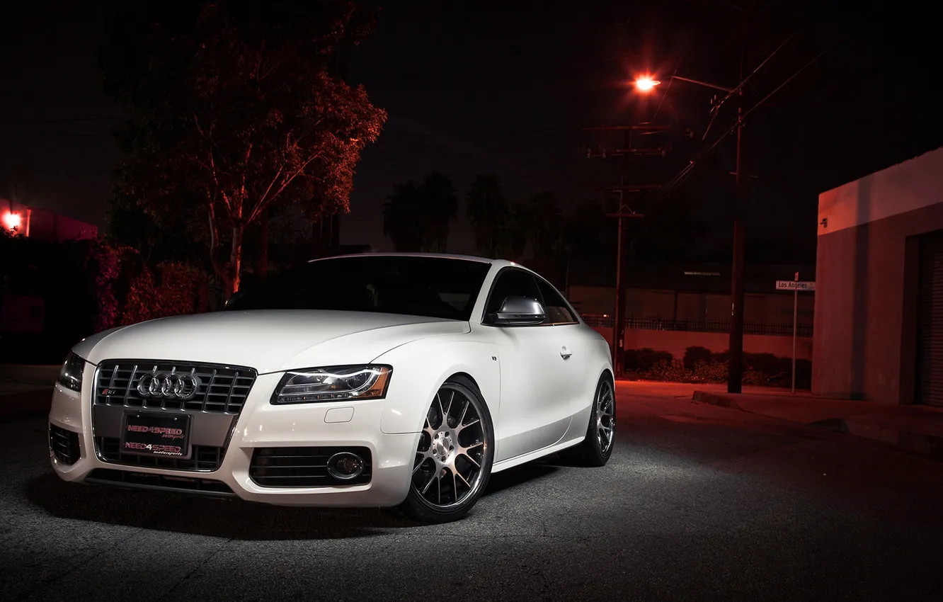 Фото обои белый, ночь, Audi, тюнинг, купе, гараж, фонарь, передок