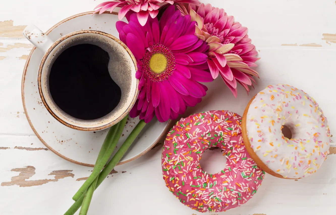 Фото обои цветы, пончики, герберы, wood, pink, flowers, coffee cup, with love