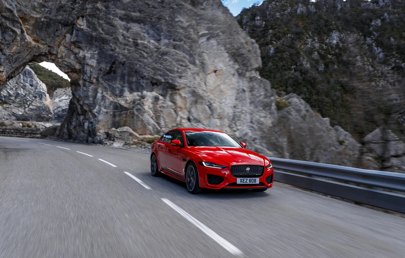 Фото обои красный, скала, Jaguar, ограждение, арка, горная дорога, 2020, Jaguar XE