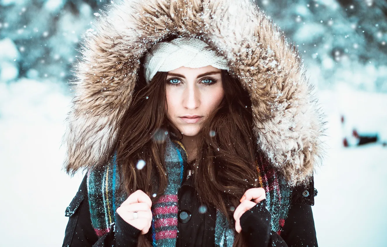 Фото обои зима, девушка, снег, волосы, капот, шарф, губы, прямой взгляд