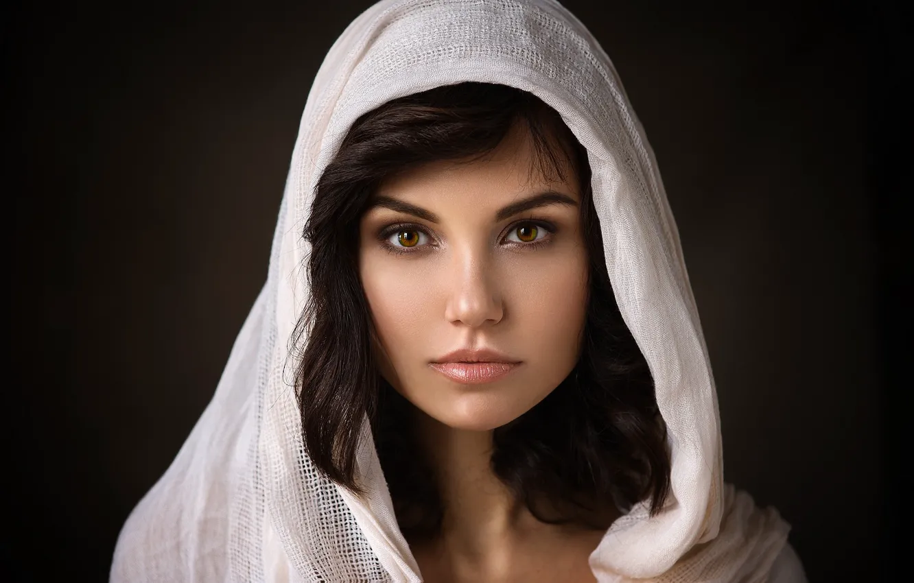 Фото обои глаза, взгляд, девушка, портрет, белая накидка, фотограф Dennis Drozhzhin