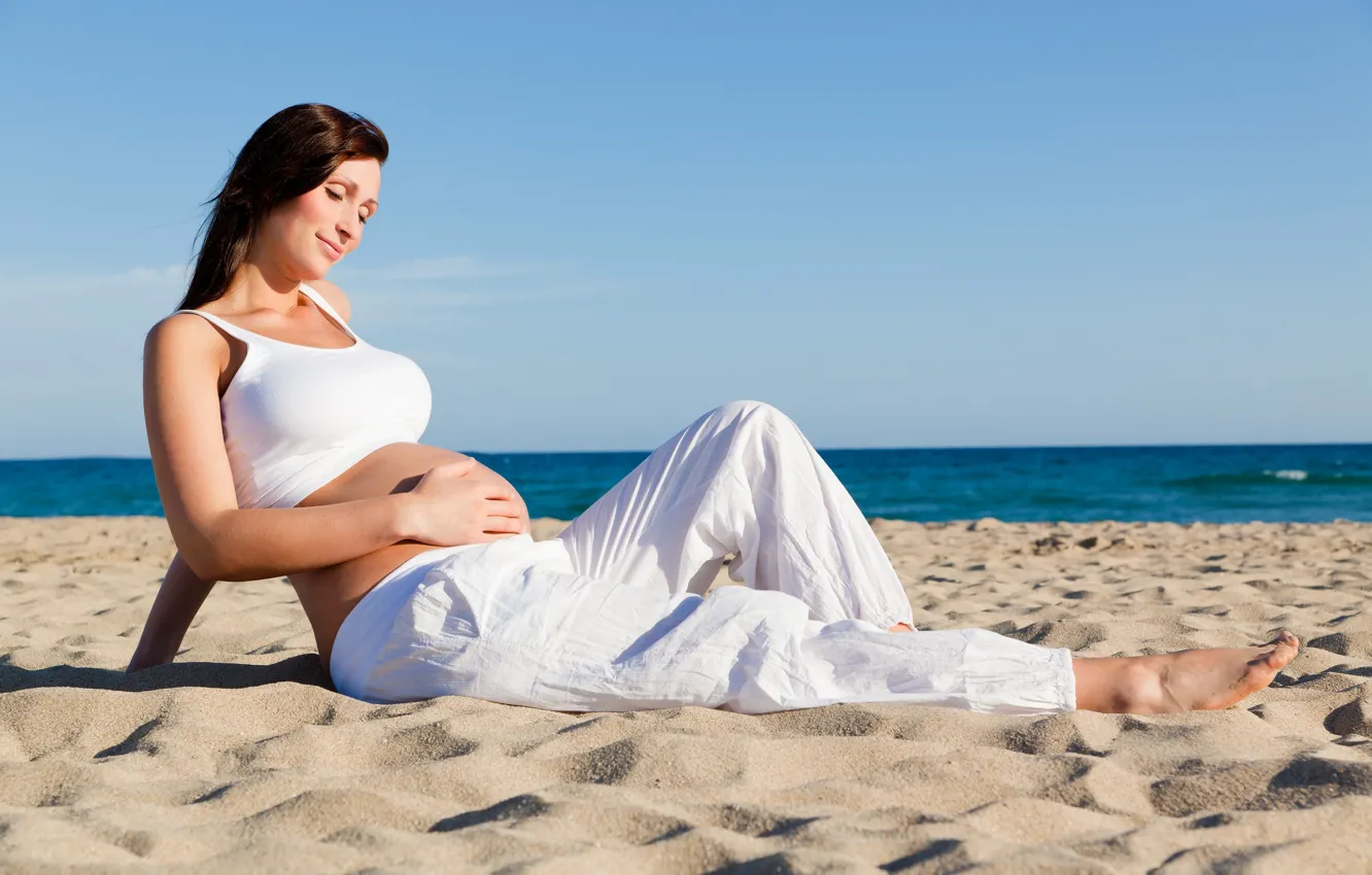 Фото обои beach, brunette, pregnancy