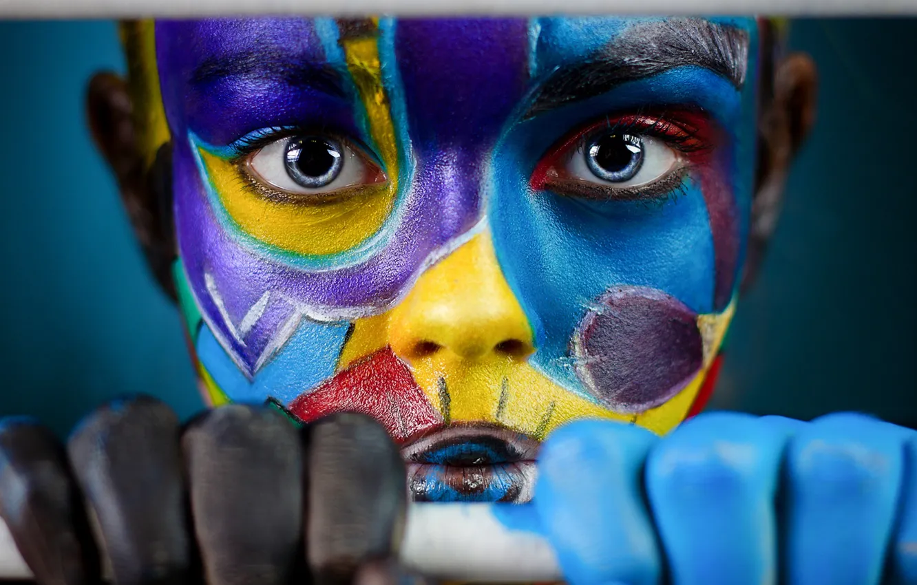 Фото обои взгляд, девушка, лицо, руки, разноцветное, раскрас, Иван Ковалёв