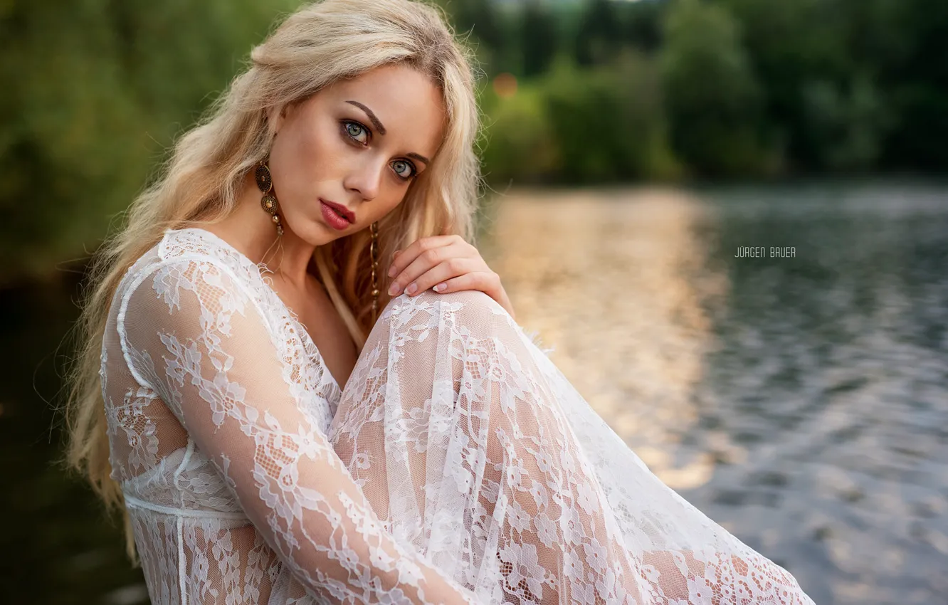 Фото обои взгляд, вода, девушка, украшения, природа, серьги, макияж, блондинка