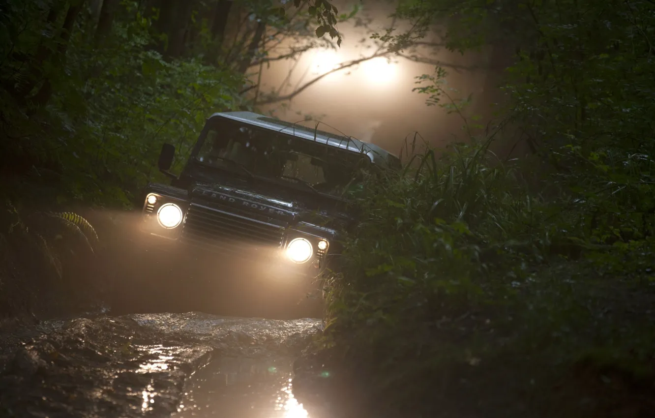 Фото обои фон, фары, джип, Land Rover, Defender, Ленд Ровер, Дефендер, лес.грязь