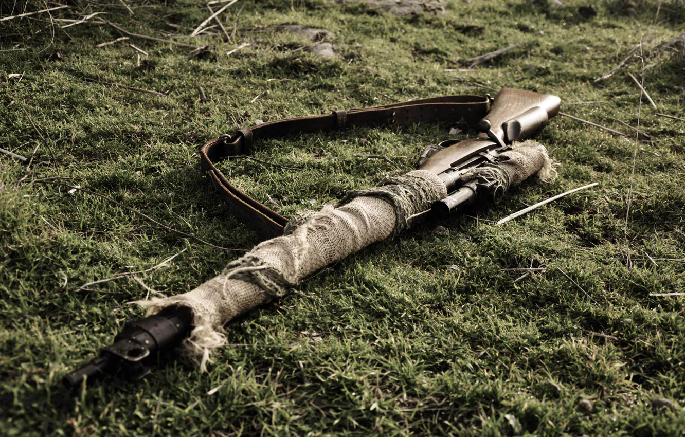 Фото обои трава, оружие, ремень, винтовка, снайперская, Lee-Enfield, Ли-Энфилд