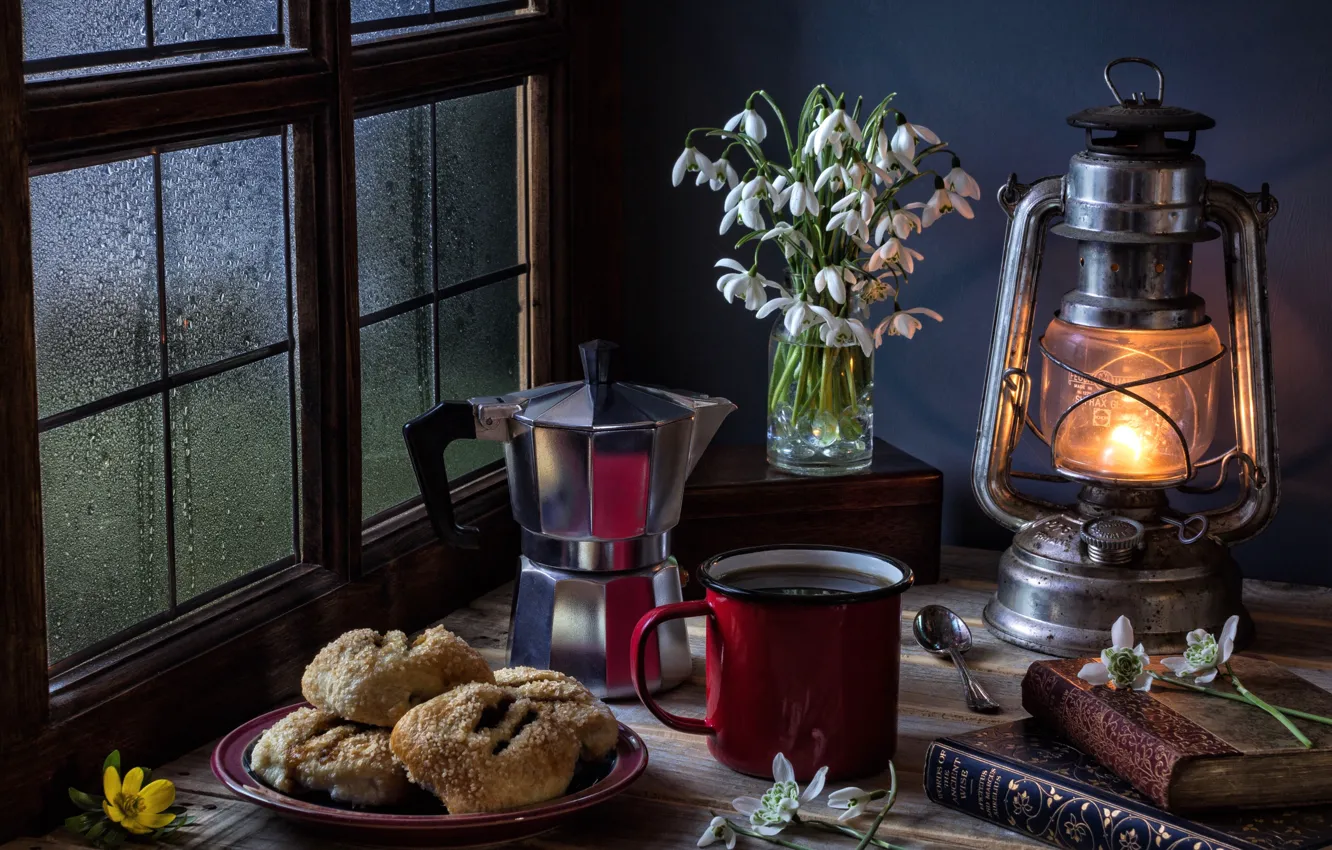Фото обои книги, лампа, кофе, печенье, окно, подснежники, кружка, натюрморт