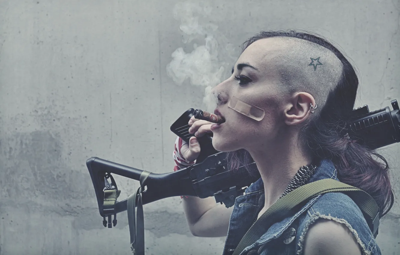 Фото обои оружие, стрижка, брюнетка, сигара, татуировка, курение, Tank Girl
