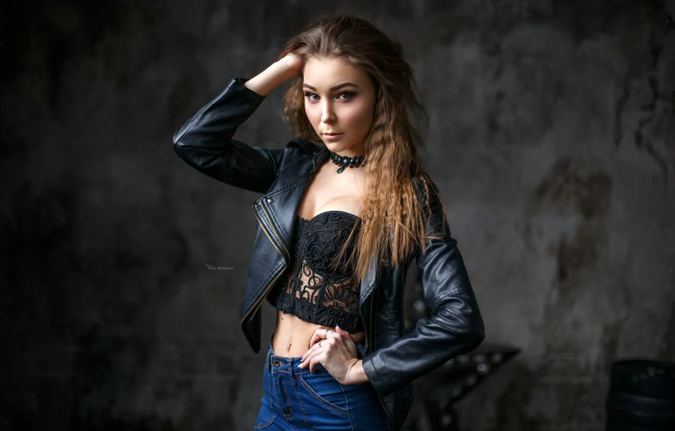 Фото обои взгляд, секси, поза, фон, модель, портрет, джинсы, макияж