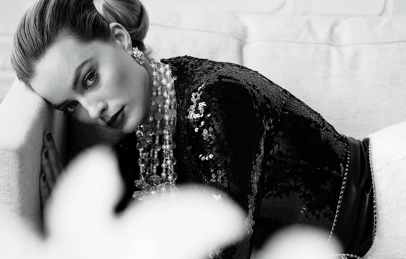 Фото обои девушка, поза, бусы, черно-белое, Vogue, Margot Robbie